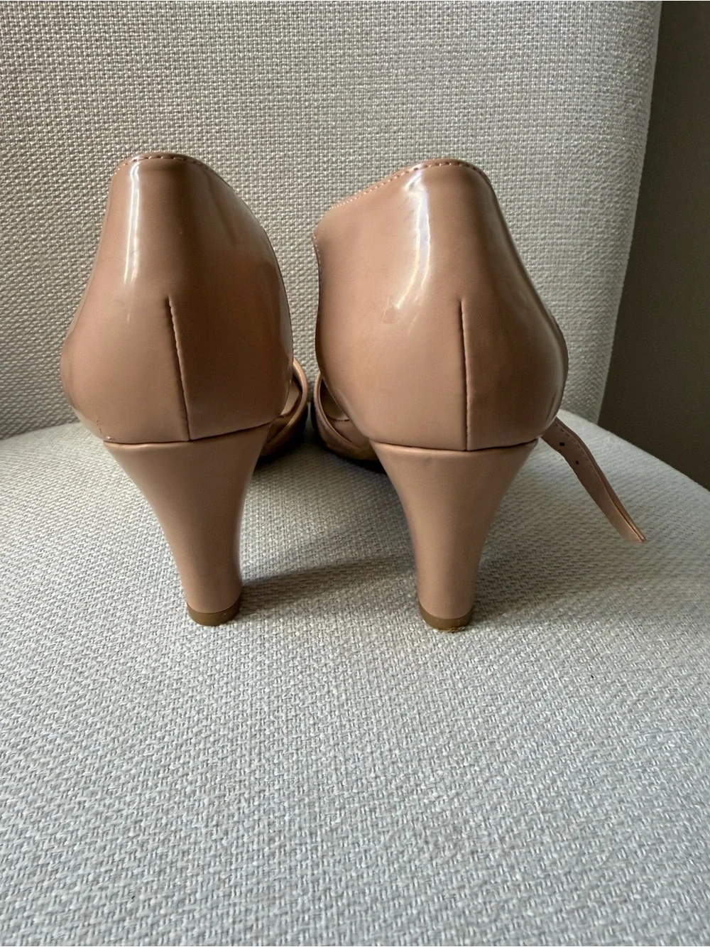 Giani Bernini Beige Patent T-Strap flared heel Dress Sandals